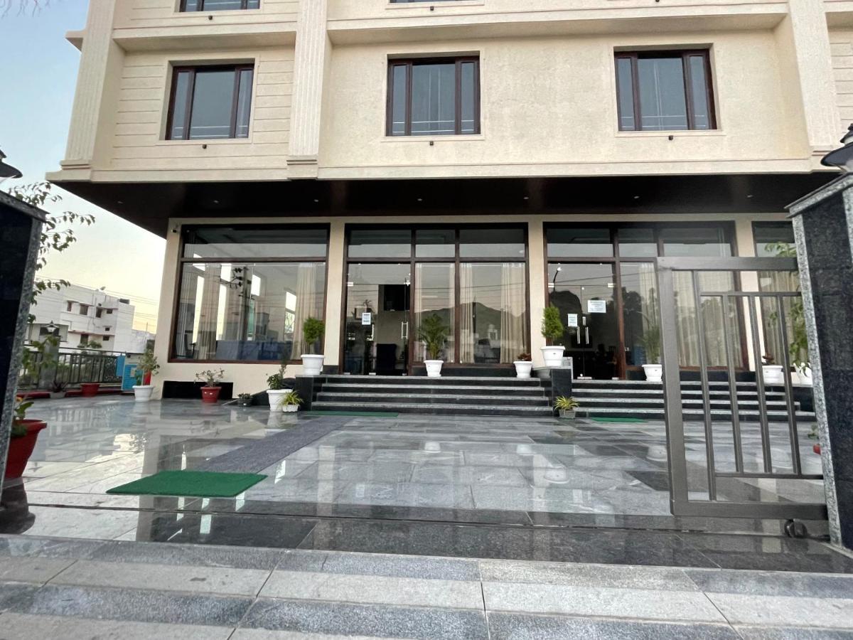 Clover Inn Удайпур Экстерьер фото